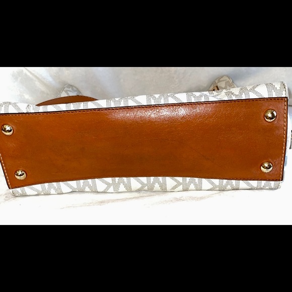 Michael Kors Hamilton Large Saffiano Leather Tote - Vanilla - Picture 3 of 5